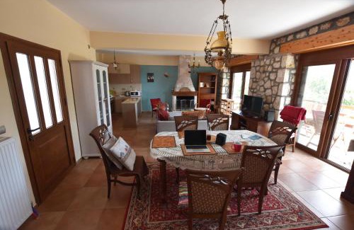 Lefkas Villa | Guest Rated 10/10: Komilio with Ocean View & Kitchen