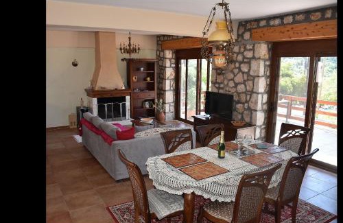 Lefkas Villa | Guest Rated 10/10: Komilio with Ocean View & Kitchen