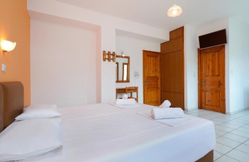 Panagia House | Pet-Friendly Komninos Rooms with High Guest Ratings