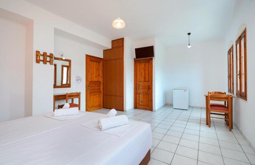 Panagia House | Pet-Friendly Komninos Rooms with High Guest Ratings
