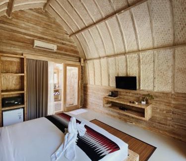 Sampalan House | Discover Kompyang Cottage: Pool, Hot Tub & Family Fun