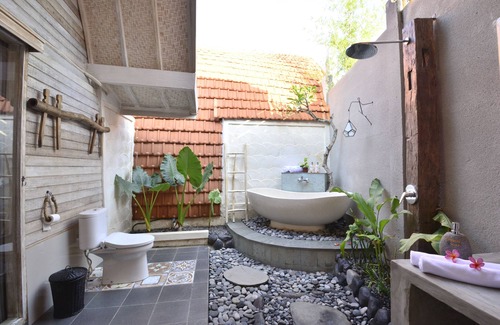 Sampalan House | Discover Kompyang Cottage: Family-Friendly with Pool & Breakfast