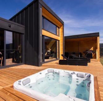 Maguri-Racatau House | Discover Komuna: 4-Star Hotel with Pool & Hot Tub