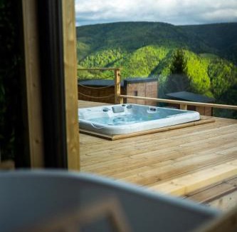 Maguri-Racatau House | Discover Komuna: 4-Star Hotel with Pool & Hot Tub