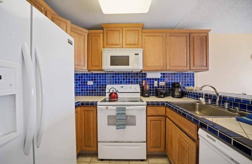 Historic Kailua Village Condo | Oceanfront Retreat: Kona Alii #204 with Pool & Breakfast