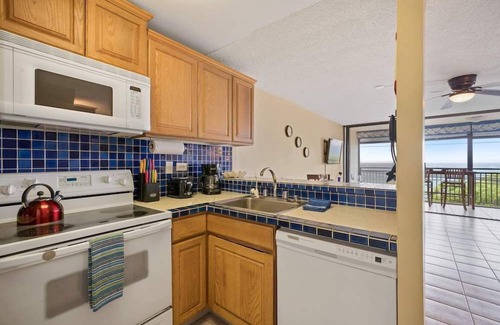 Historic Kailua Village Condo | Oceanfront Retreat: Kona Alii #204 with Pool & Breakfast