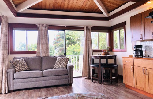 Kona Palisades Apartment | Discover Kona's Tropical Pool Cottage with Oceanfront Views