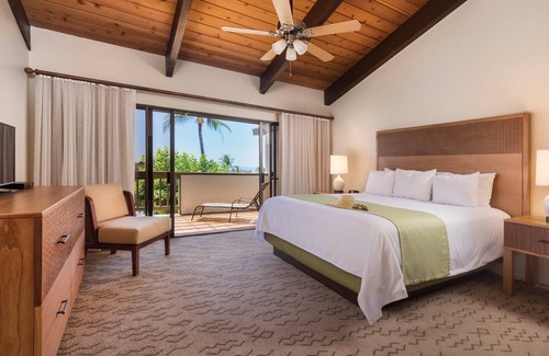 Kahaluu Bay Hotel | Explore Kona Coast Resort: Pool, Ocean View & Spa Awaits!