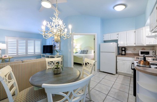 Rock Harbor Hotel | Discover Paradise at Kona Kai Resort and Gallery