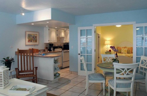 Rock Harbor Hotel | Discover Paradise at Kona Kai Resort and Gallery