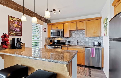 Historic Kailua Village Apartment | Oceanfront Bliss at Kona Mansions A303 | Guest Rated 9.8