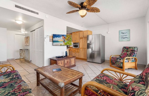 Historic Kailua Village Condo | Ocean View Retreat in Heart of Kona Town with Pool