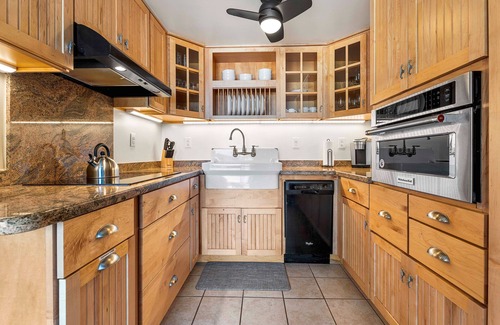 Historic Kailua Village Condo | Ocean View Retreat in Heart of Kona Town with Pool