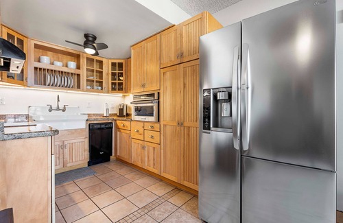 Historic Kailua Village Condo | Ocean View Retreat in Heart of Kona Town with Pool