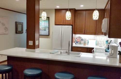 Historic Kailua Village Condo | Beachfront Kona Reef: Top Floor with Ocean View & Free WiFi