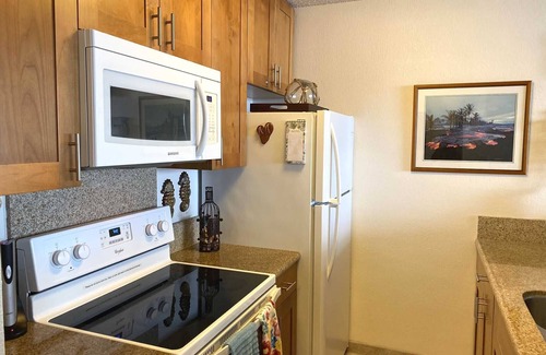 Kailua-Kona Condo | Beachfront Oasis: Kona Reef D24 with Private Lanai