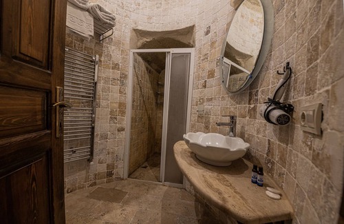 Mustafapasa Hotel | Discover Konak Bezirhane Cave Otel: Family-Friendly Retreat