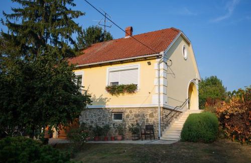 Sarvar Apartment | Guest Rated 9.5: Kondics Apartmanház with Kitchen & Child Friendly
