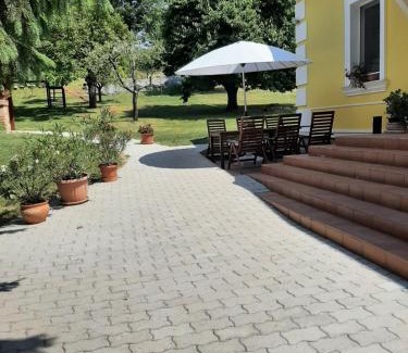 Sarvar Apartment | Guest Rated 9.5: Kondics Apartmanház with Kitchen & Child Friendly