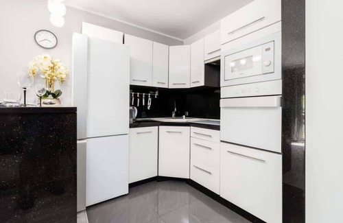 Brochow Apartment | Cozy Apartment Konduktorska with Garden and Pet-Friendly Stay