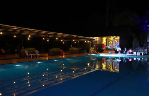 Vayittiri Hotel | Cozy Konfudha Resort: Family-Friendly Retreat with Pool