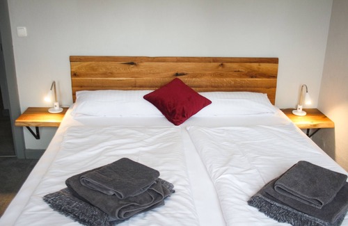 Neumuenster House | Inviting Kontraste: Family-Friendly Stay with Breakfast