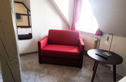 Neumuenster House | Inviting Kontraste: Family-Friendly Stay with Breakfast