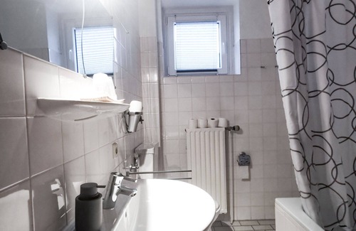Neumuenster House | Inviting Kontraste: Family-Friendly Stay with Breakfast