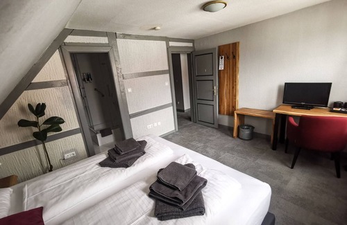 Neumuenster House | Inviting Kontraste: Family-Friendly Stay with Breakfast