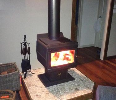Upper Horseshoe Creek Cabin | Top-Rated Kookaburra Cottage at Uralba Eco Cottages