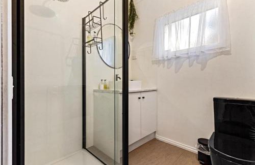 Gembrook Ski Chalet | Explore Kookaburra Cottage in Gembrook - 4-Star Comfort