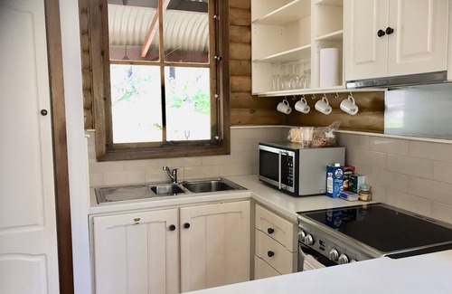 Halls Gap Cottage | Romantic Kookaburra Downs Retreat with Spa & Hot Tub