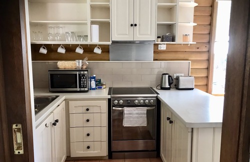 Halls Gap Cottage | Romantic Kookaburra Downs Retreat with Spa & Hot Tub
