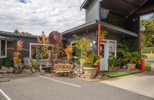 Jindabyne Hotel | Family-Friendly Escape at Kookaburra Lodge with Kitchen
