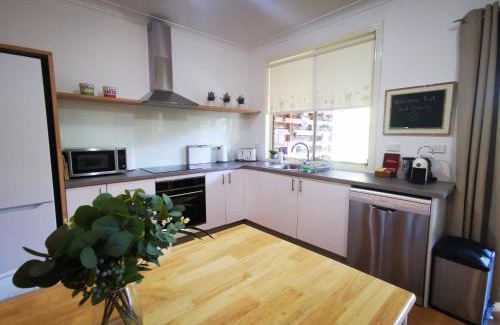 Thornleigh Apartment | Budget-Friendly Kookaburra Place with Top-Rated Amenities