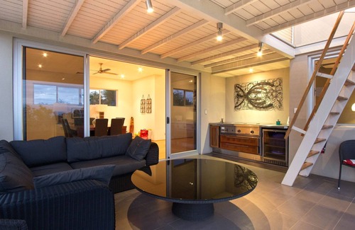 Broome House | Family-Friendly Koolinda by the Bay with Oceanfront Views