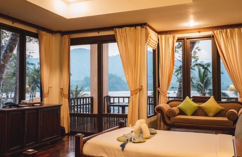 Ko Chang Hotel | Serene Kooncharaburi Resort with Pool & Ocean View
