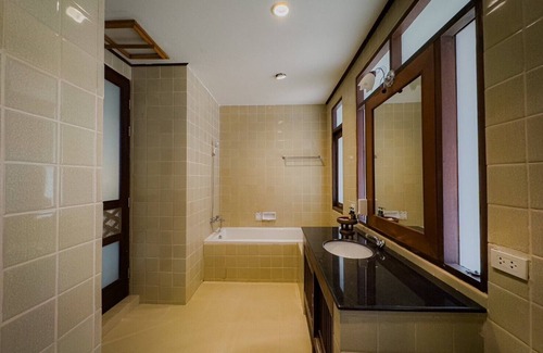 Ko Chang Hotel | Serene Kooncharaburi Resort with Pool & Ocean View