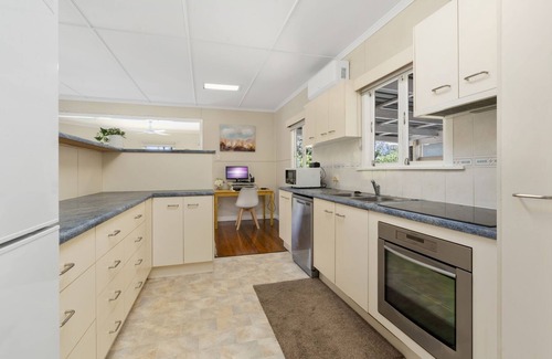 Woorim House | Cozy Kooringal Cottage - Your Coastal Retreat Awaits