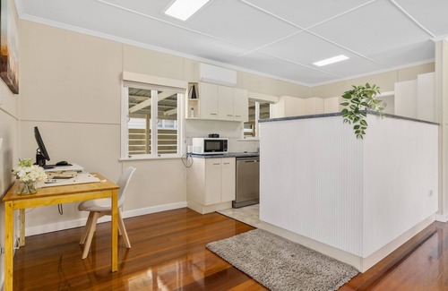 Woorim House | Cozy Kooringal Cottage - Your Coastal Retreat Awaits