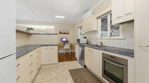 Woorim House | Cozy Kooringal Cottage - Ocean View Home By The Sea