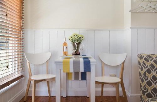 Hepburn House | Inviting Koovelly Garden Studio: Family-Friendly Escape