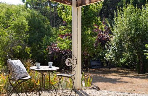 Hepburn House | Inviting Koovelly Garden Studio: Family-Friendly Escape