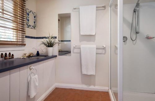 Hepburn House | Inviting Koovelly Garden Studio: Family-Friendly Escape