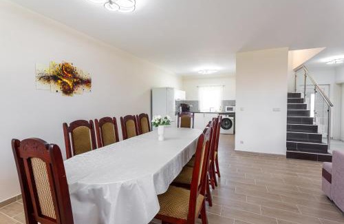 Alsóörs House | Discover Koppány Luxor Vendégház: Child-Friendly Retreat