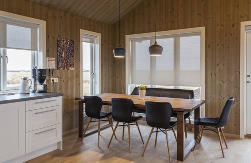 Hvolsvollur Cottage | Relaxing Kornhóll Holiday Home with Spa & Family Amenities