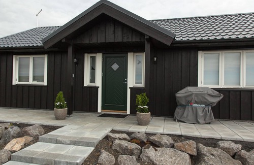 Hvolsvollur Cottage | Relaxing Kornhóll Holiday Home with Spa & Family Amenities