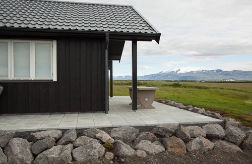Hvolsvollur Cottage | Relaxing Kornhóll Holiday Home with Spa & Family Amenities