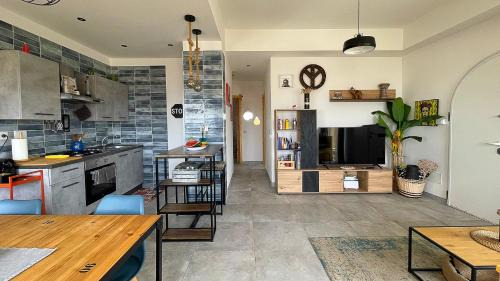 Torvaianica House | Beautiful Koru House Torvaianica - Oceanfront & Pet Friendly