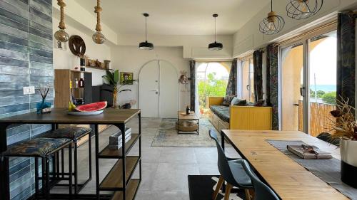 Torvaianica House | Beautiful Koru House Torvaianica - Oceanfront & Pet Friendly